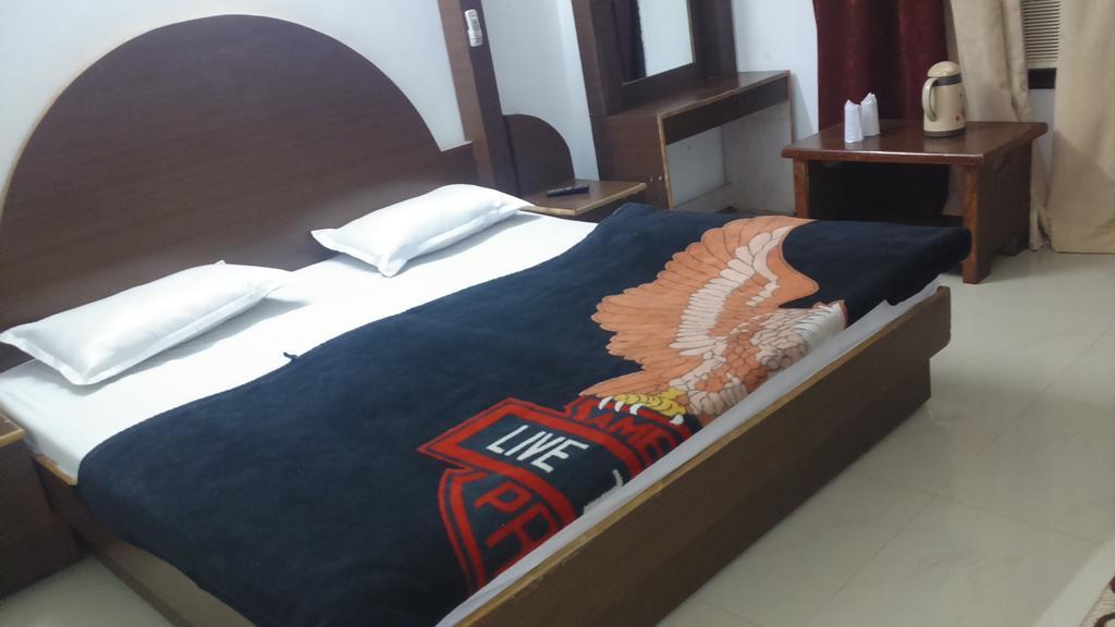 Hotel Katra Residency Екстериор снимка