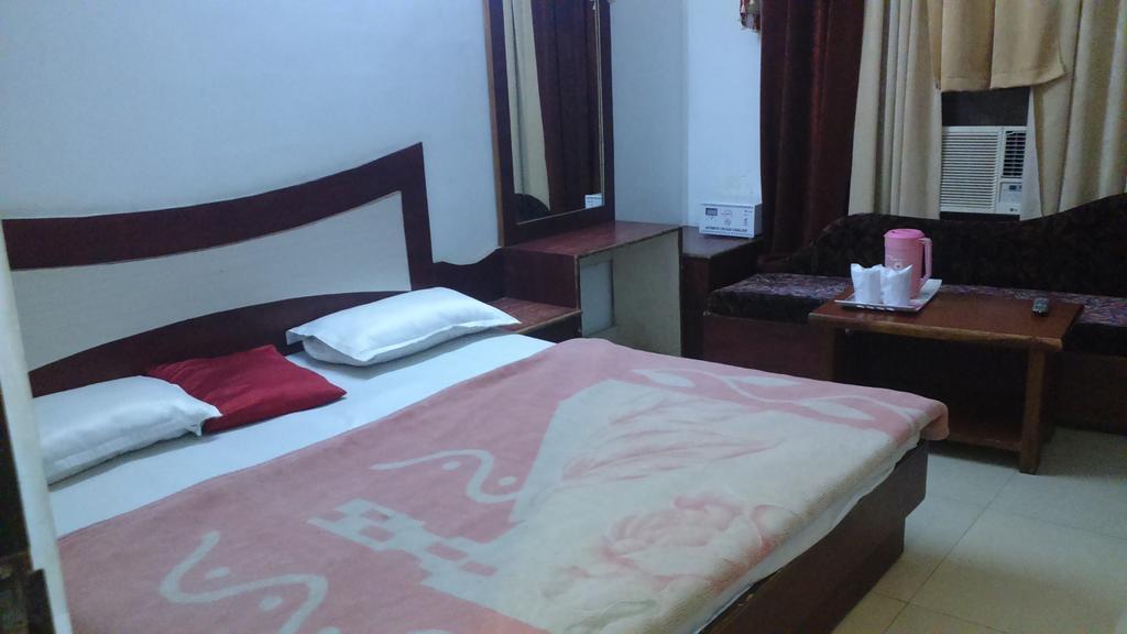 Hotel Katra Residency Екстериор снимка