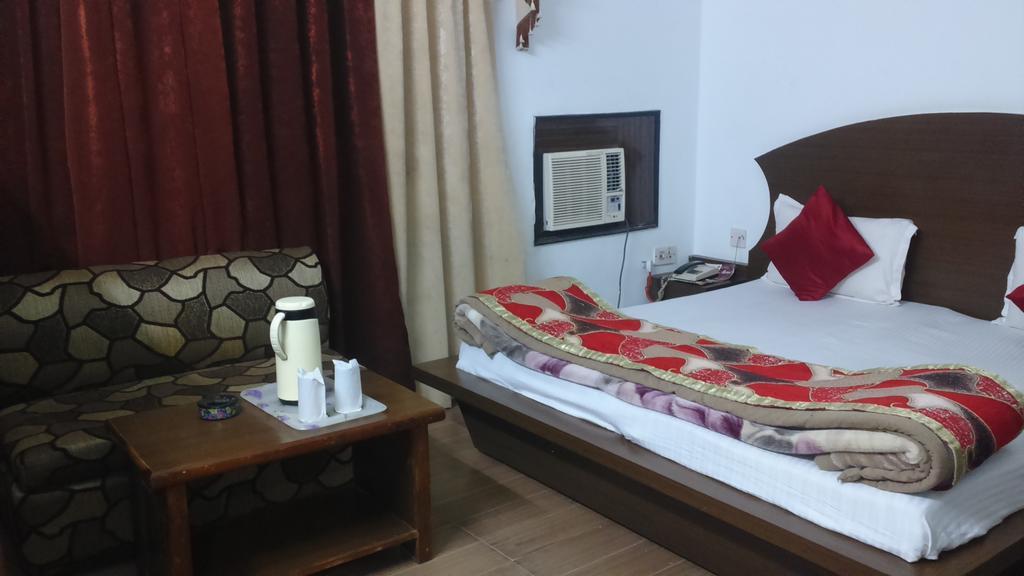 Hotel Katra Residency Екстериор снимка