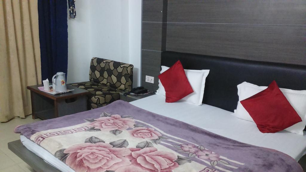 Hotel Katra Residency Екстериор снимка