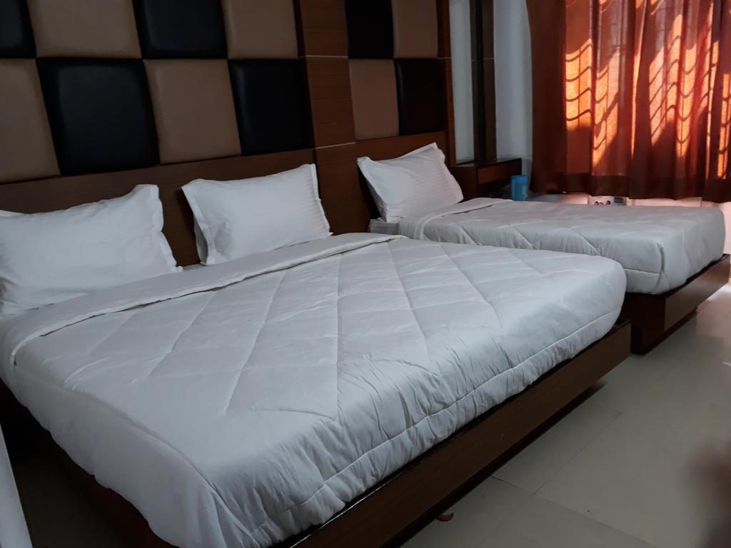 Hotel Katra Residency Екстериор снимка