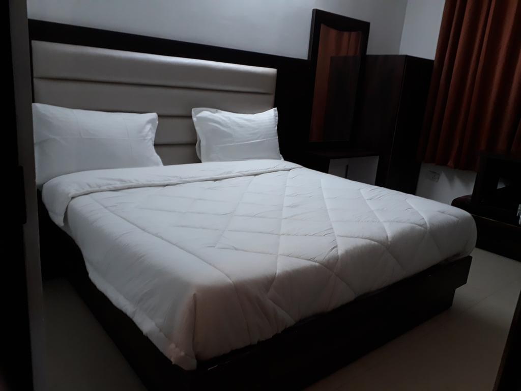 Hotel Katra Residency Екстериор снимка