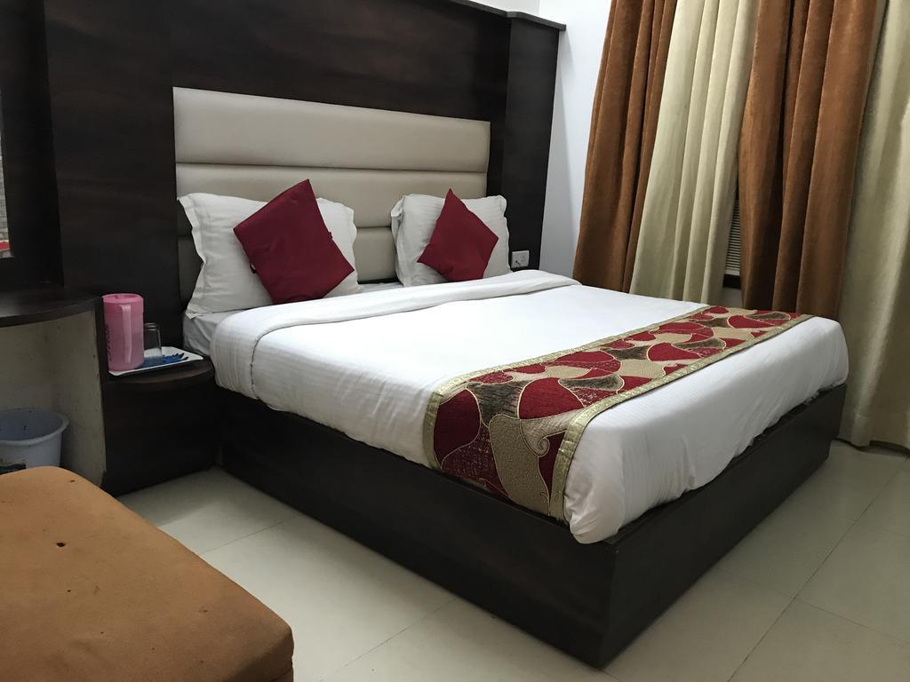 Hotel Katra Residency Екстериор снимка