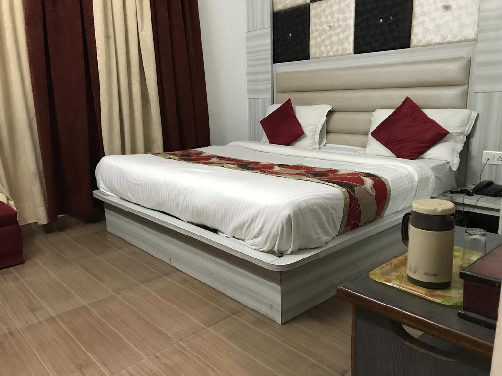 Hotel Katra Residency Екстериор снимка