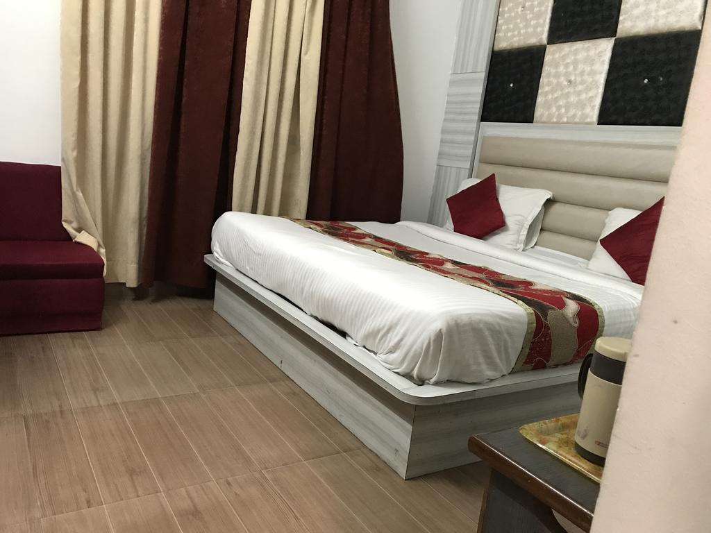 Hotel Katra Residency Стая снимка