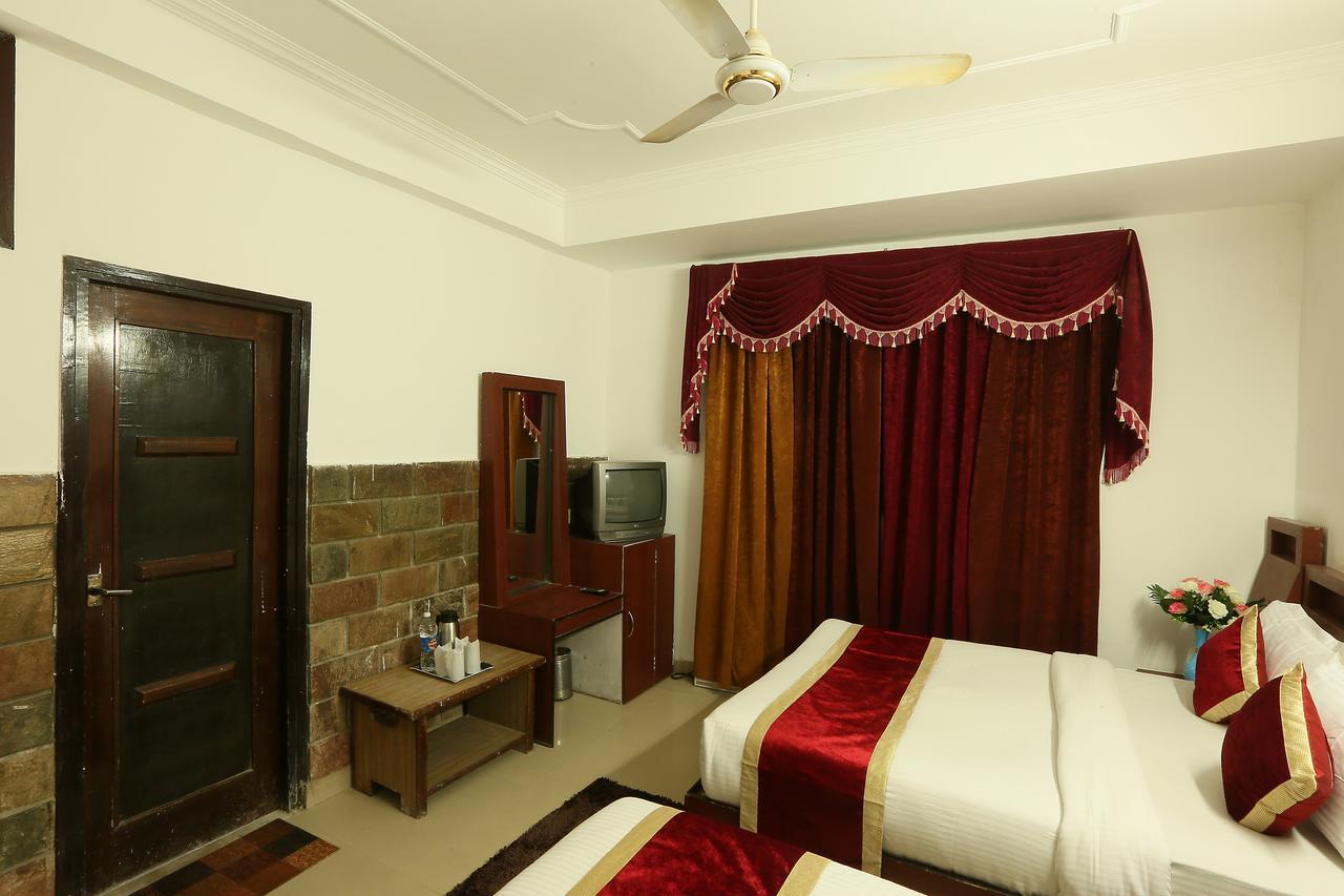 Hotel Katra Residency Екстериор снимка